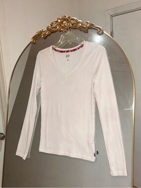 GAP Long Sleeve White V-Neck Top, Size M